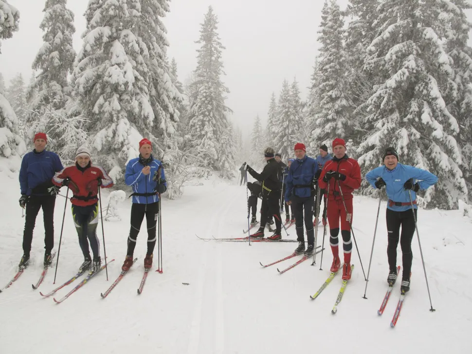 Ivrige skiløpere på Gravåsen i Gjøvikmarka