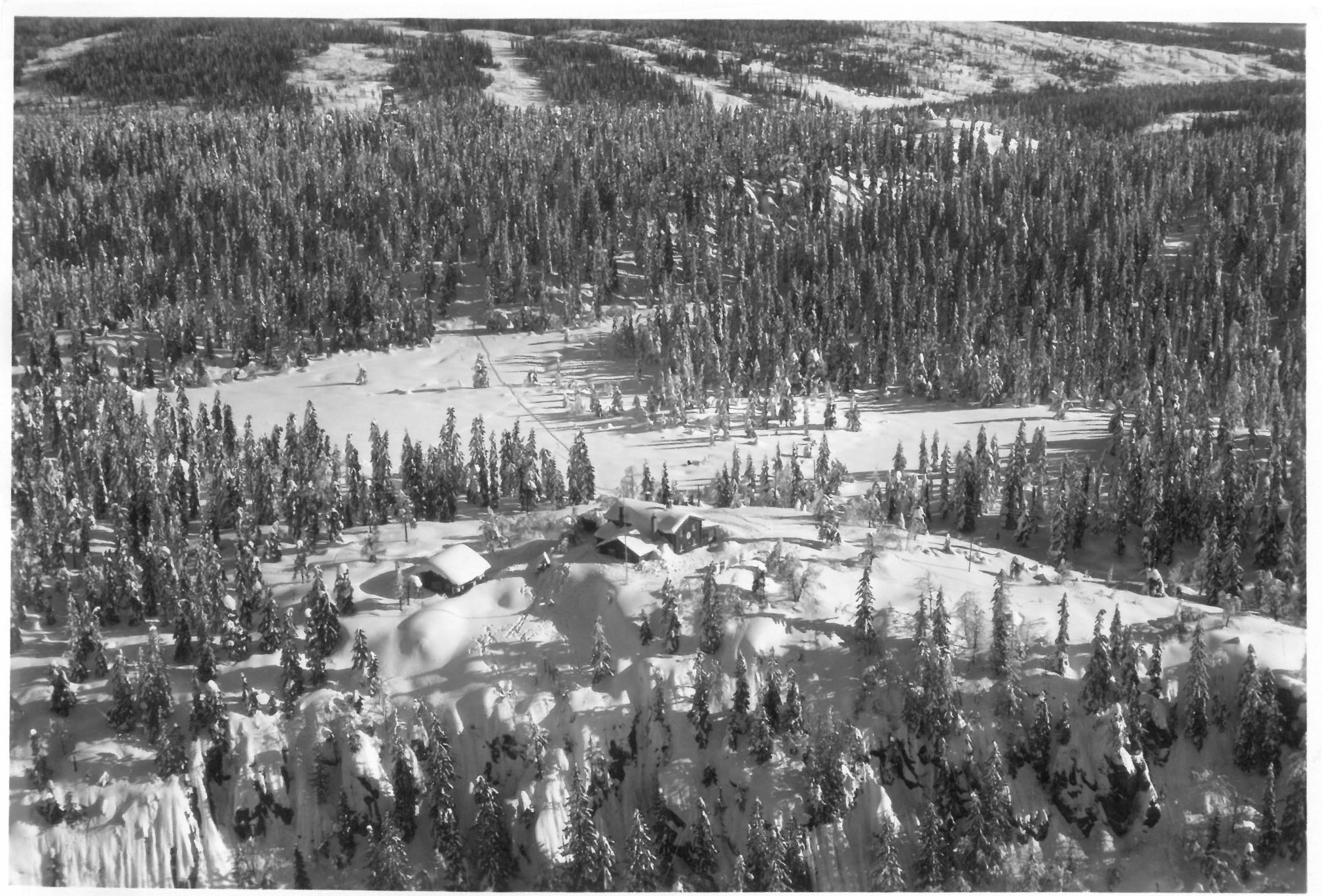 Flyfoto av Skjennungstua rundt 1950.
