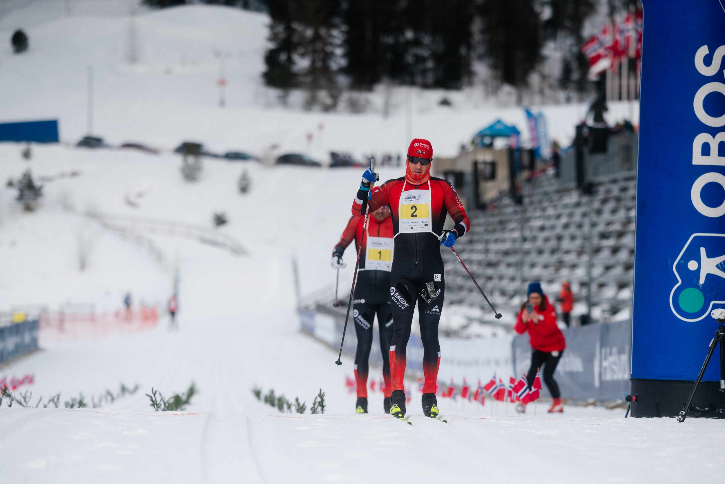 Skiløpere går i mål. 