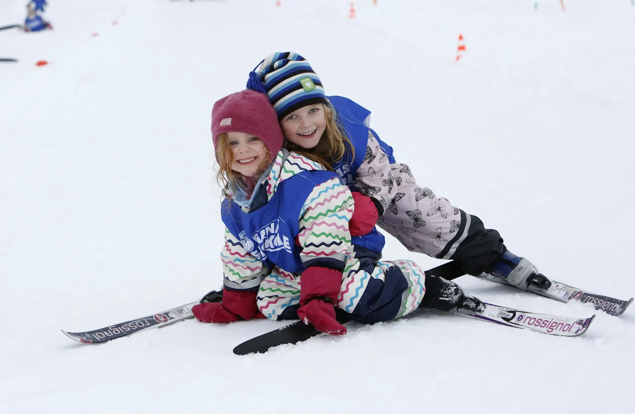 to jenter på ski