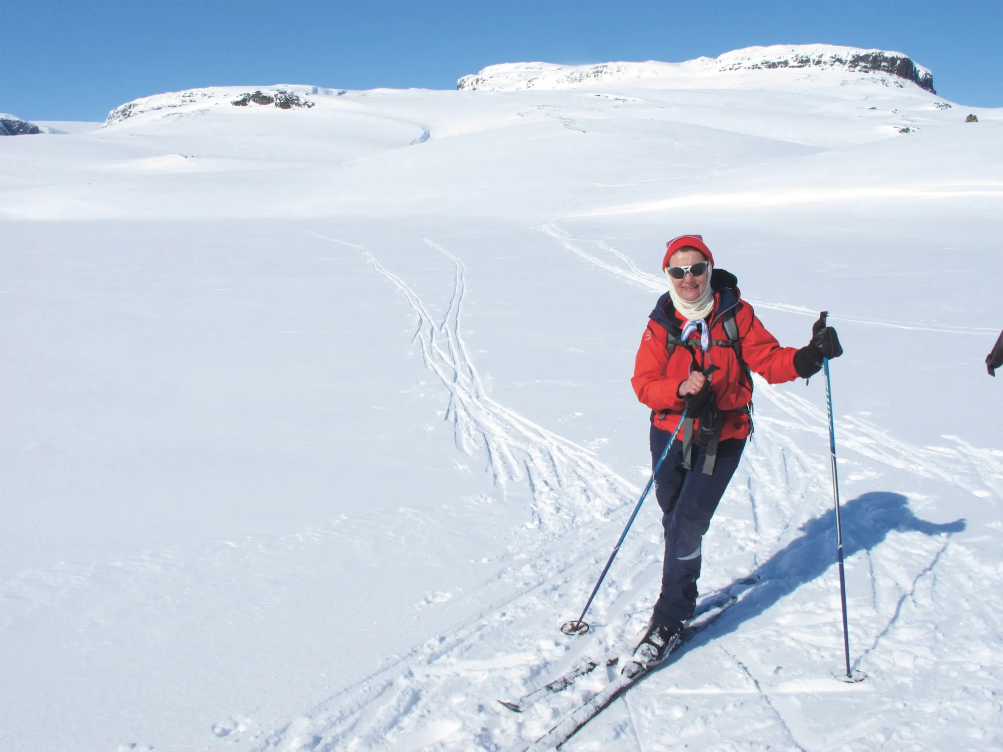 Dronning Sonja på ski på fjellet