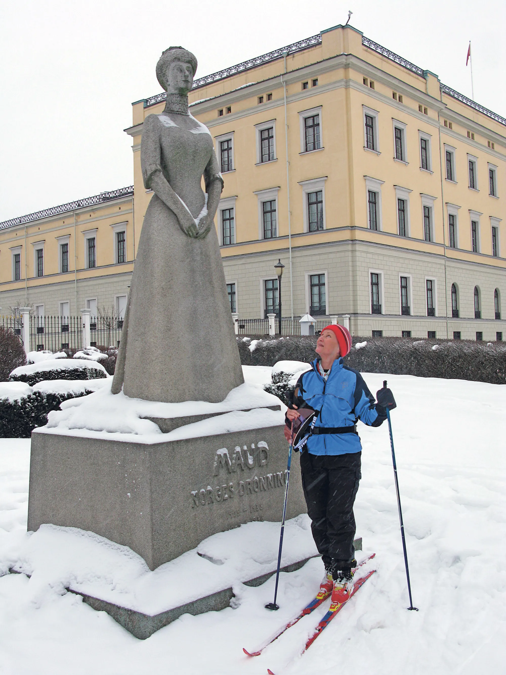 Dronning Sonja på ski foran Slottet