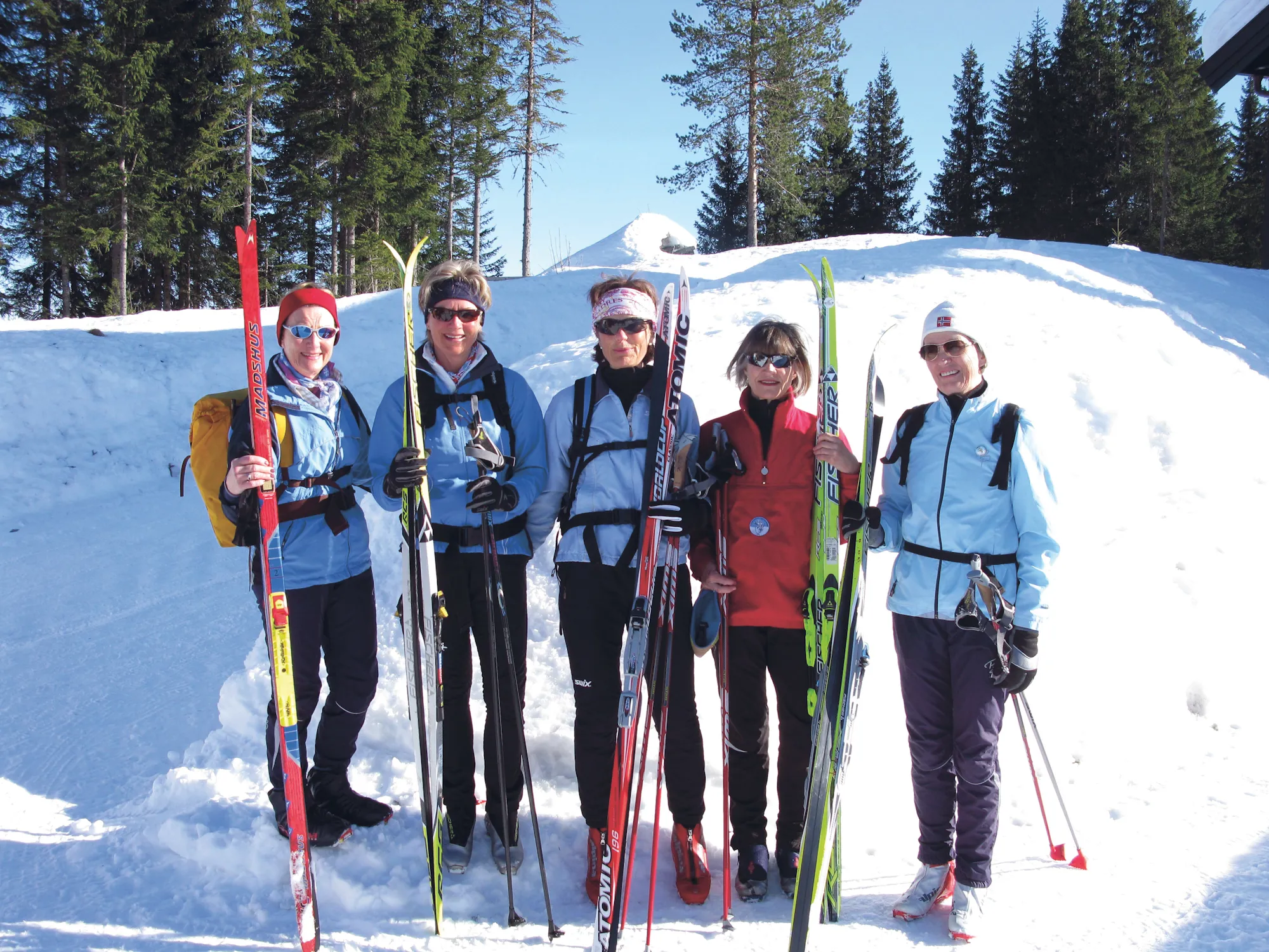 Dronning Sonja og venninner på skitur