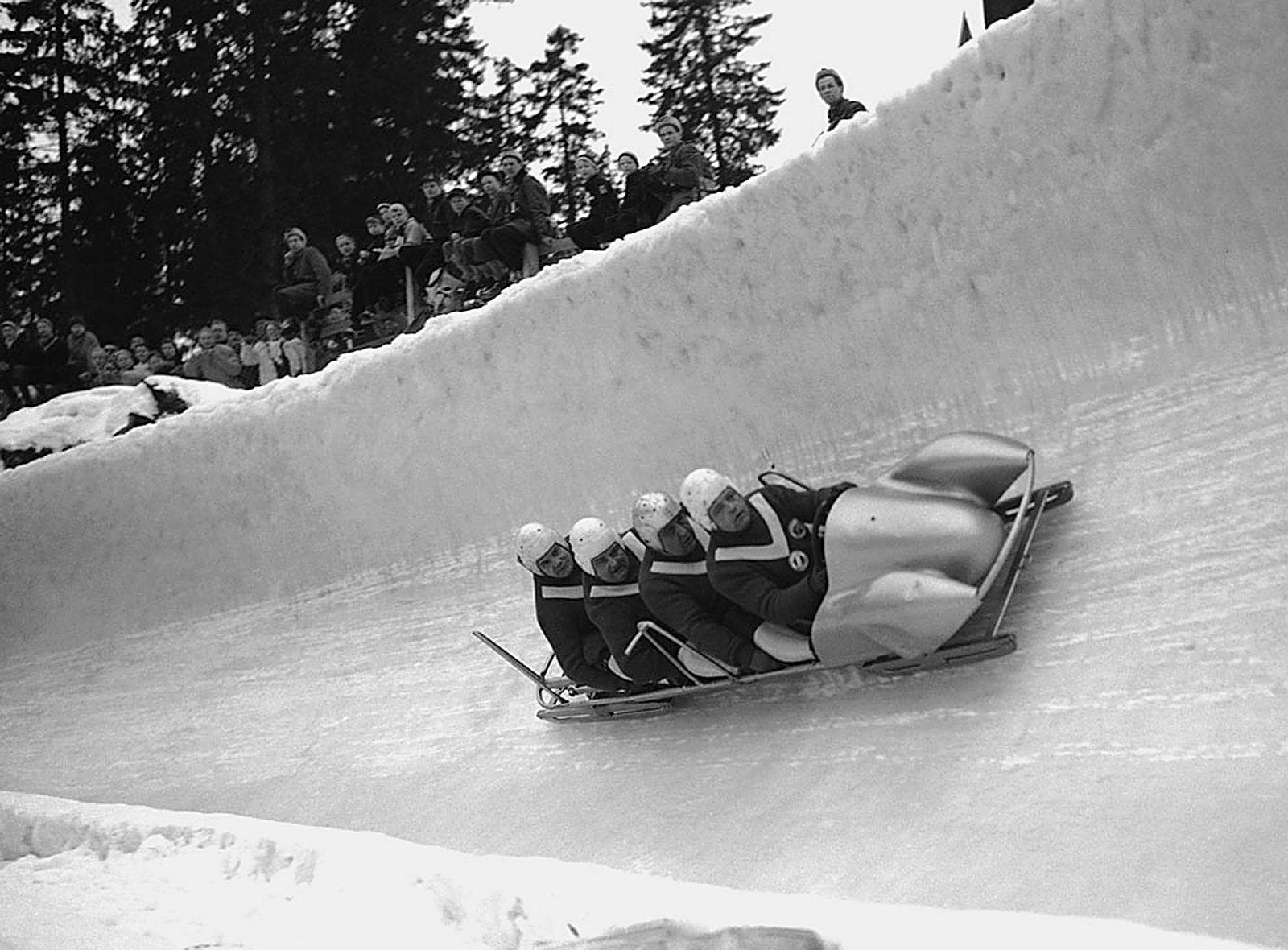 En bobsleigh som suser nedover bob-banen i OL 1952