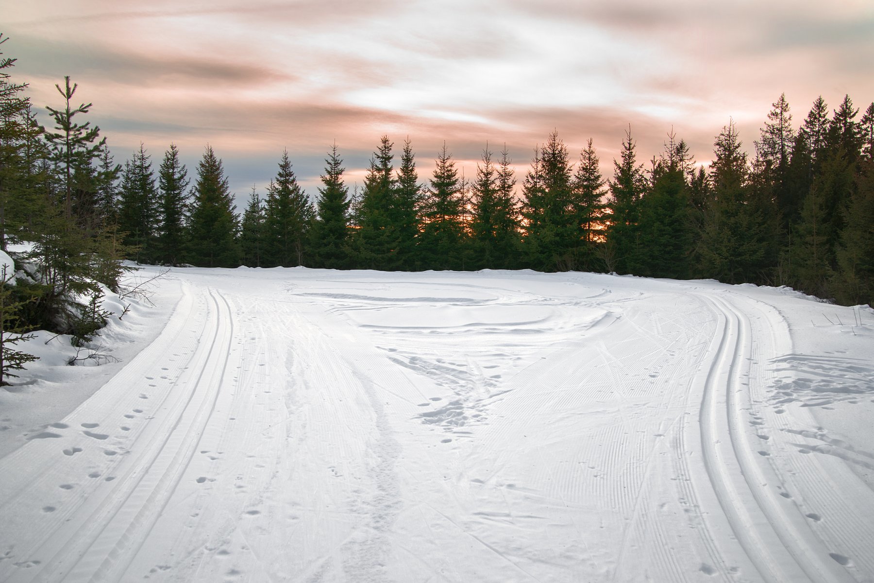 Aftenhimmel ved veiens ende