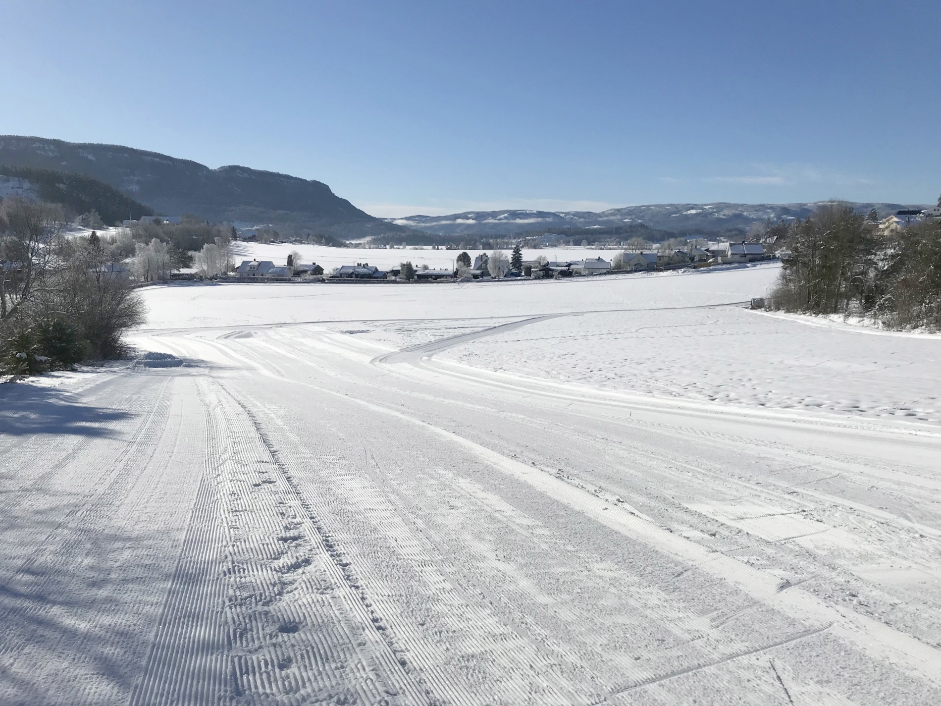 Akebakke rett bak Hole herredshus på Vik
