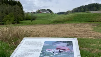 Bjørnholt gård antas å stamme fra kristen middelalder, men kan også være fra sen vikingtid, leser vi på dette skiltet ved turveien Losbylinja i Lørenskog.