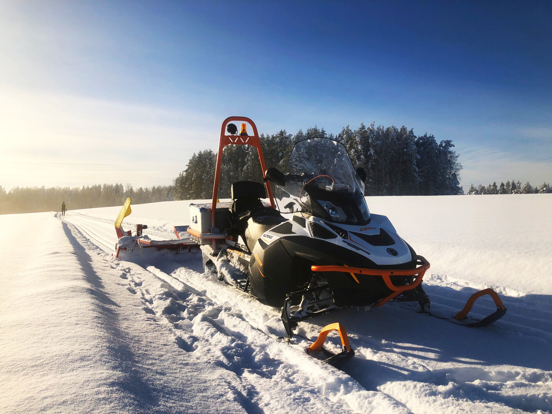 Blå himmel og ferske spor
