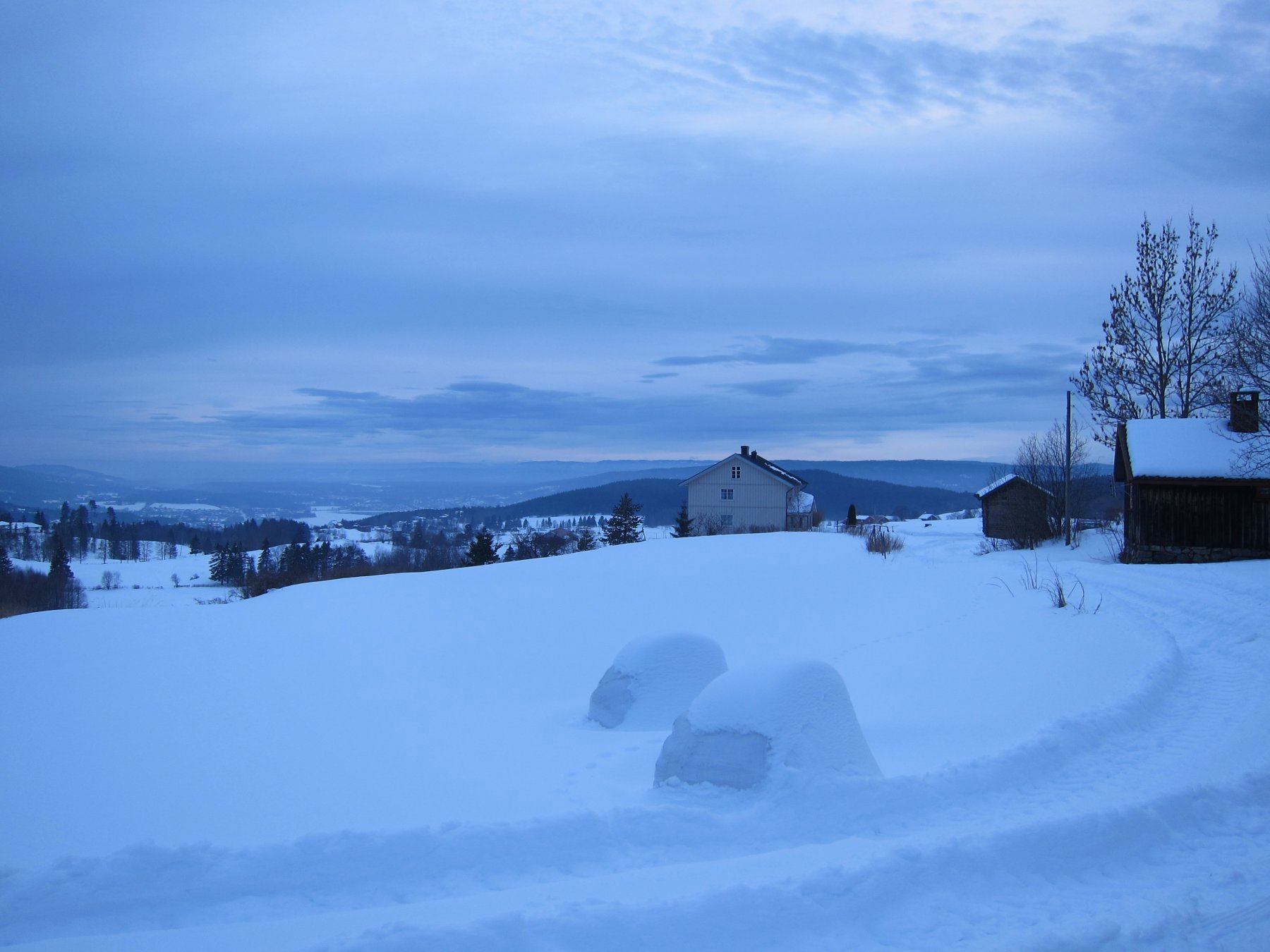 Blå kveld i Jevnaker