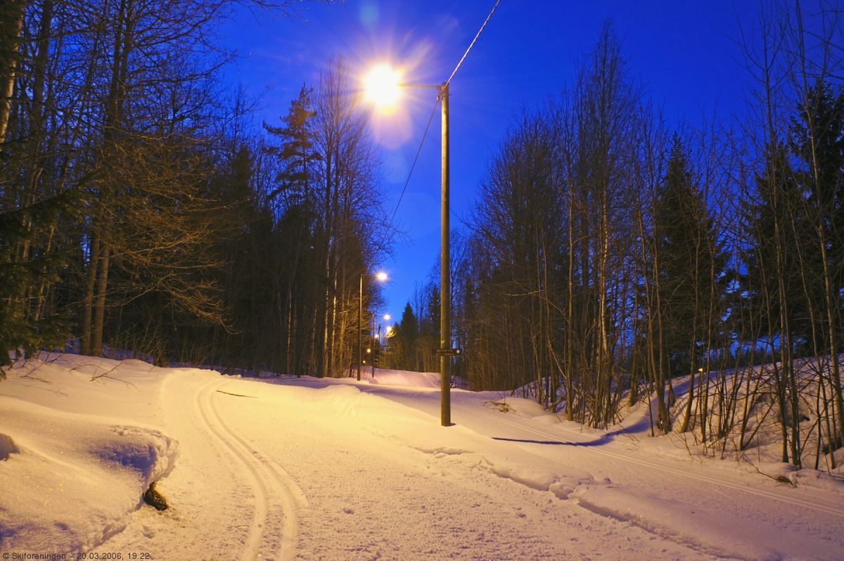 Blå kveldshimmel over lysløypen i Frogn