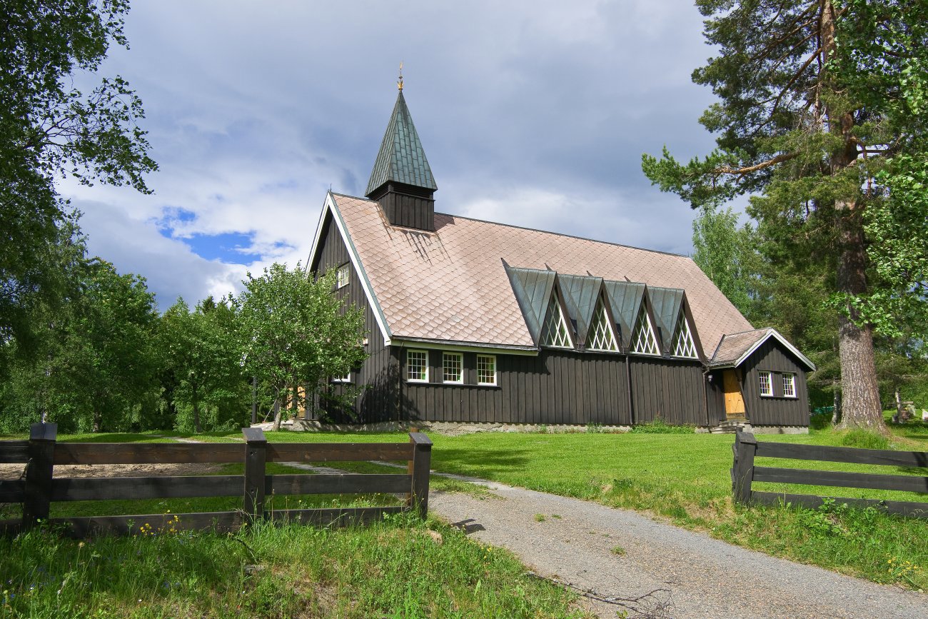 Bråstad kirke i juni