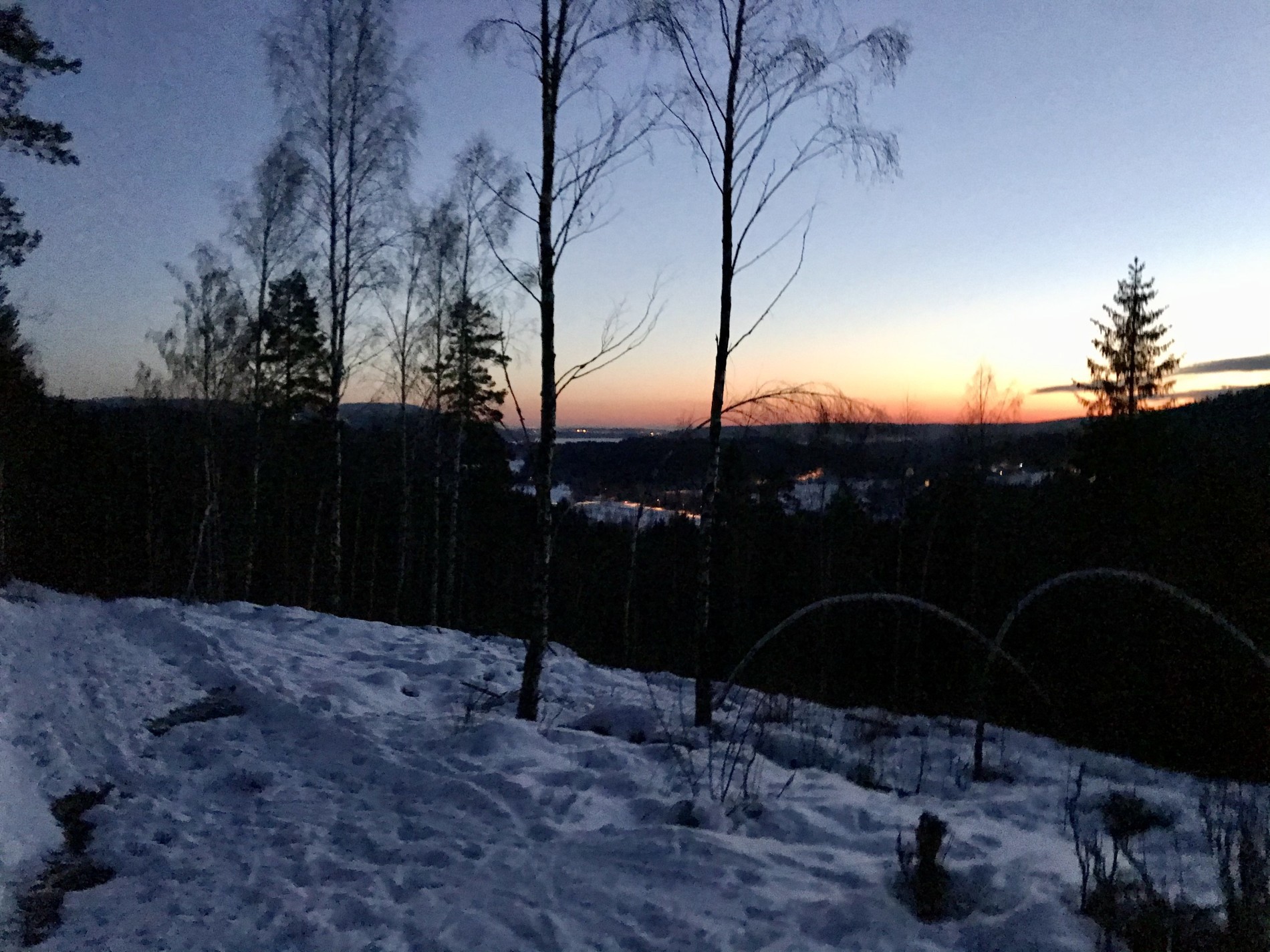 Byen skimtes i kveldslyset