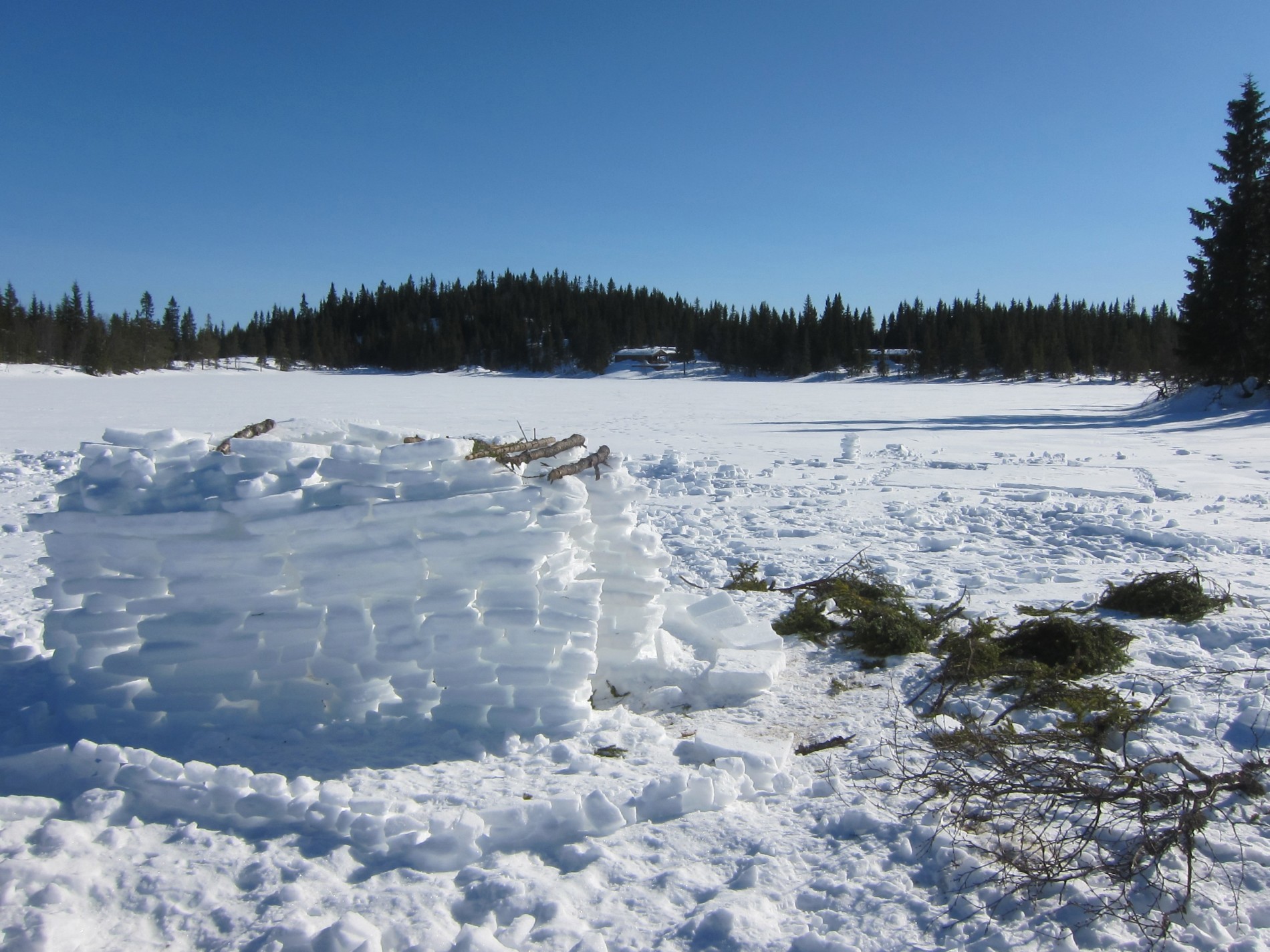 Byggverk i snø på Vesle Øyungen