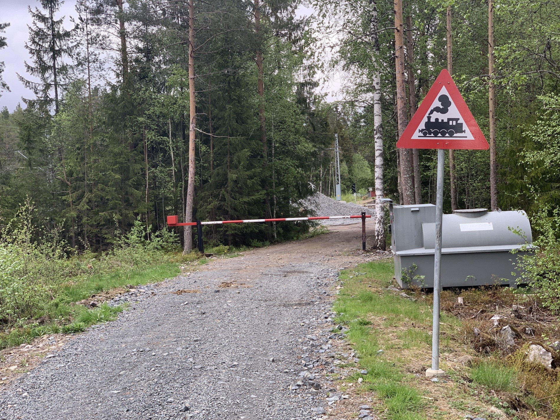 Damplokomotivskilt ved Sandermosen