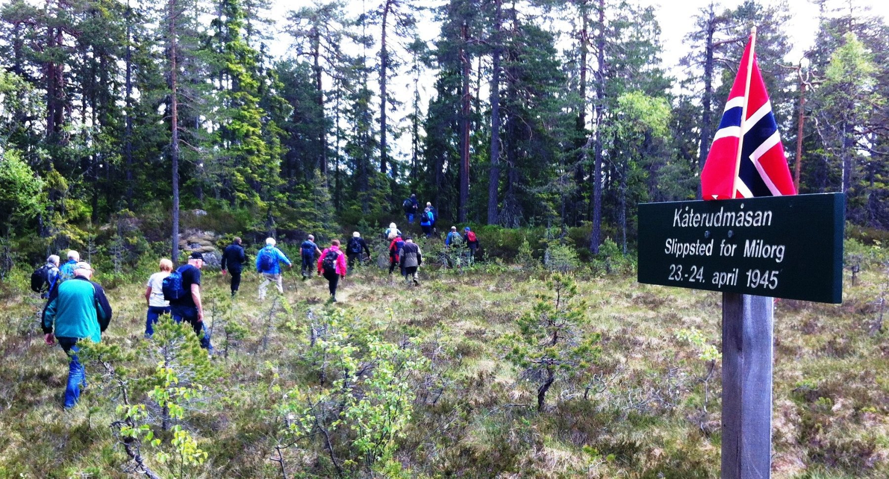 Deltakere på vei til stedet der containerne fortsatt kan beskues