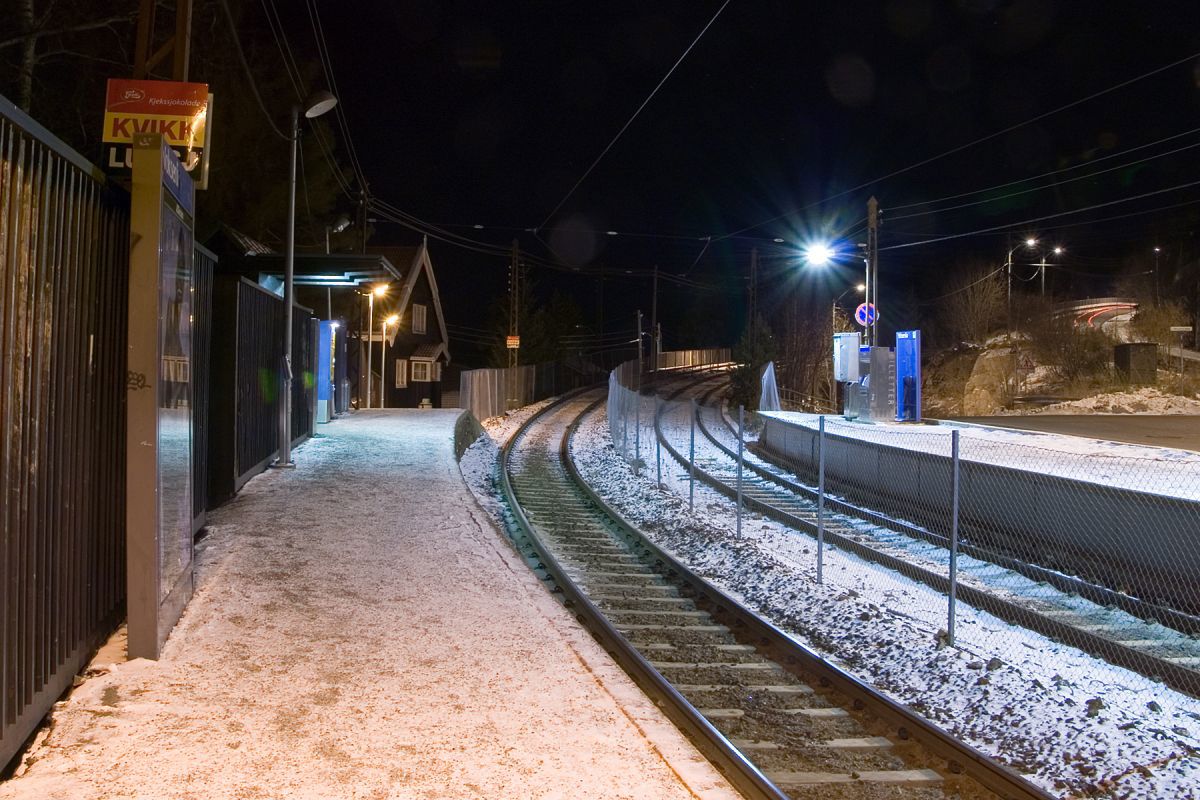Desemberkveld på Voksenlia stasjon