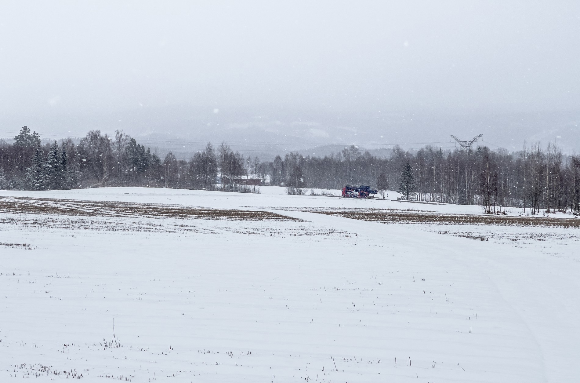 Det kommer snø på sålen på Tanbergmoen