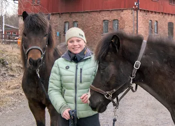 Da det gikk mot kveld, hentet Eira Tærum hestene på Losby inn for natten. Her er hun med to av dem.