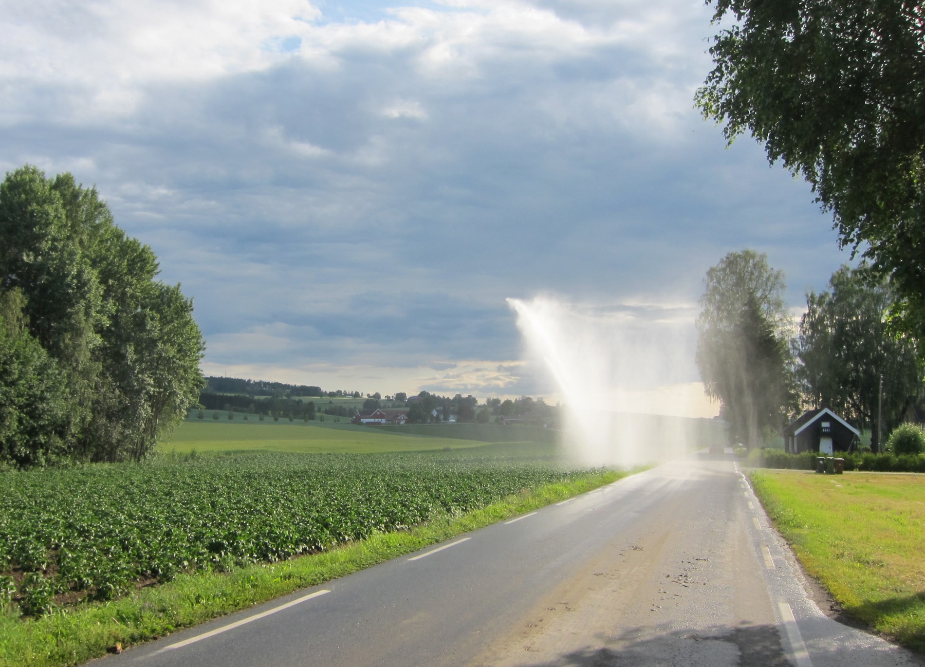 En dusj på asfalten