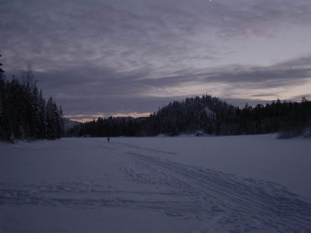 Enslig skiløper over Geitsjøen