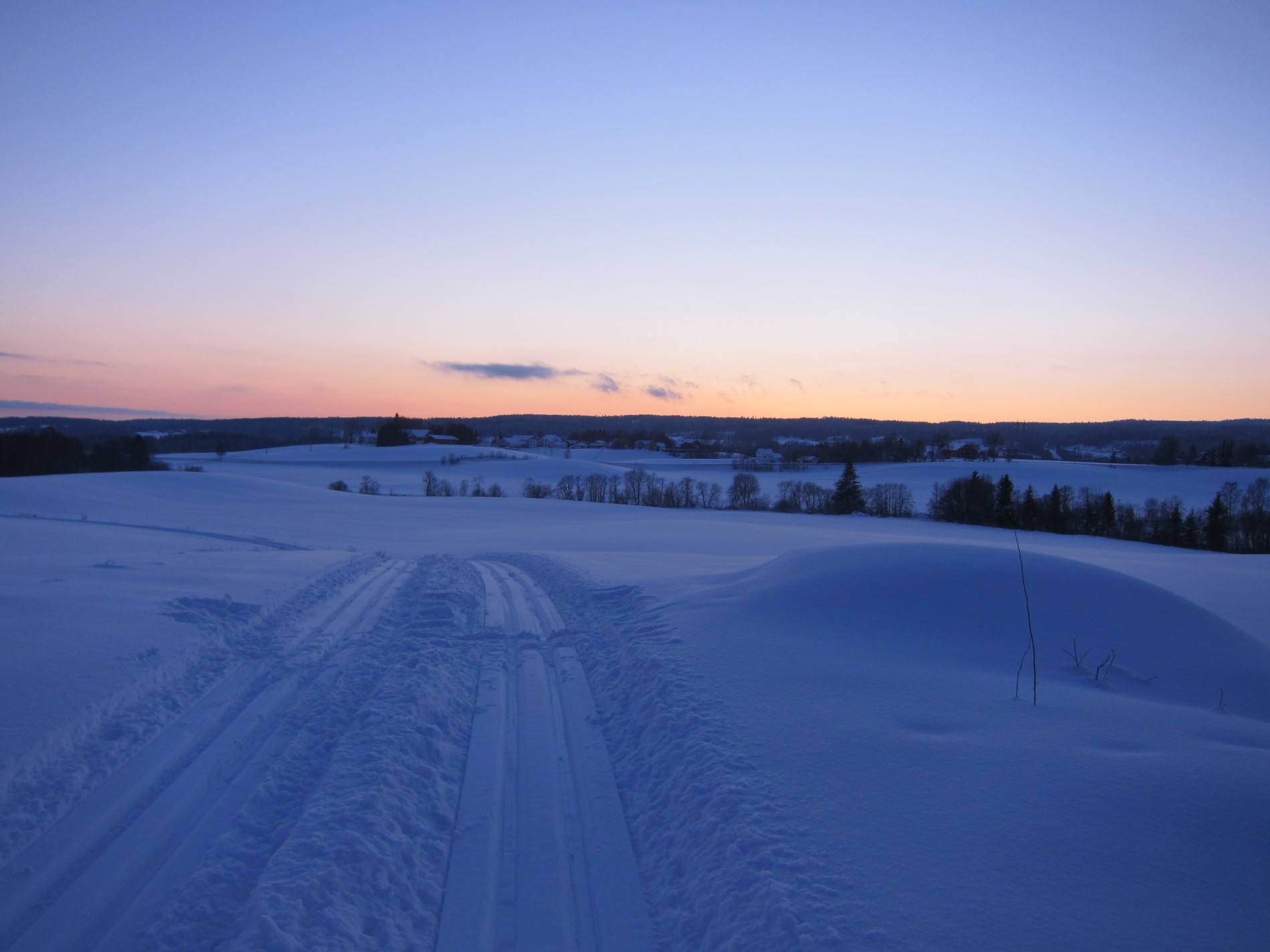 Et kulturlandskap dekket av nysnø