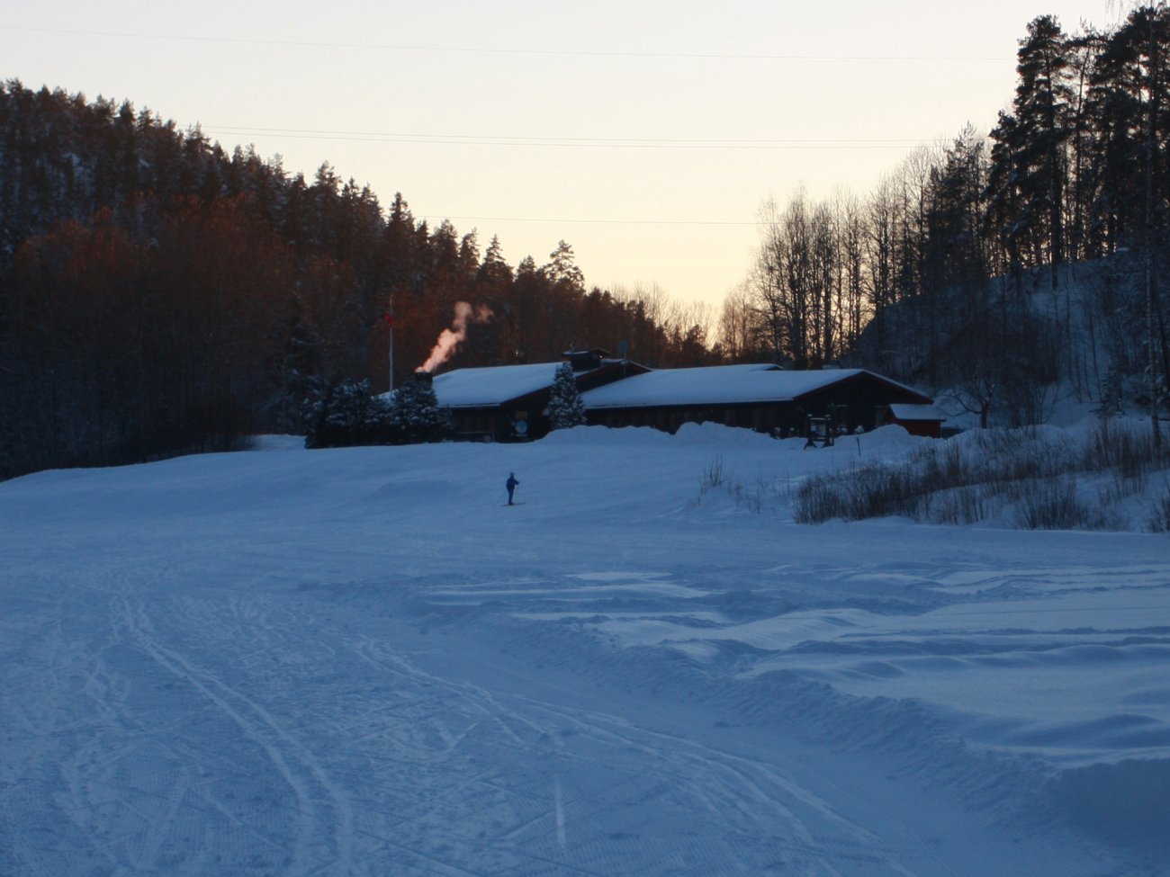 Ettermiddagen senker seg over Skullerudstua