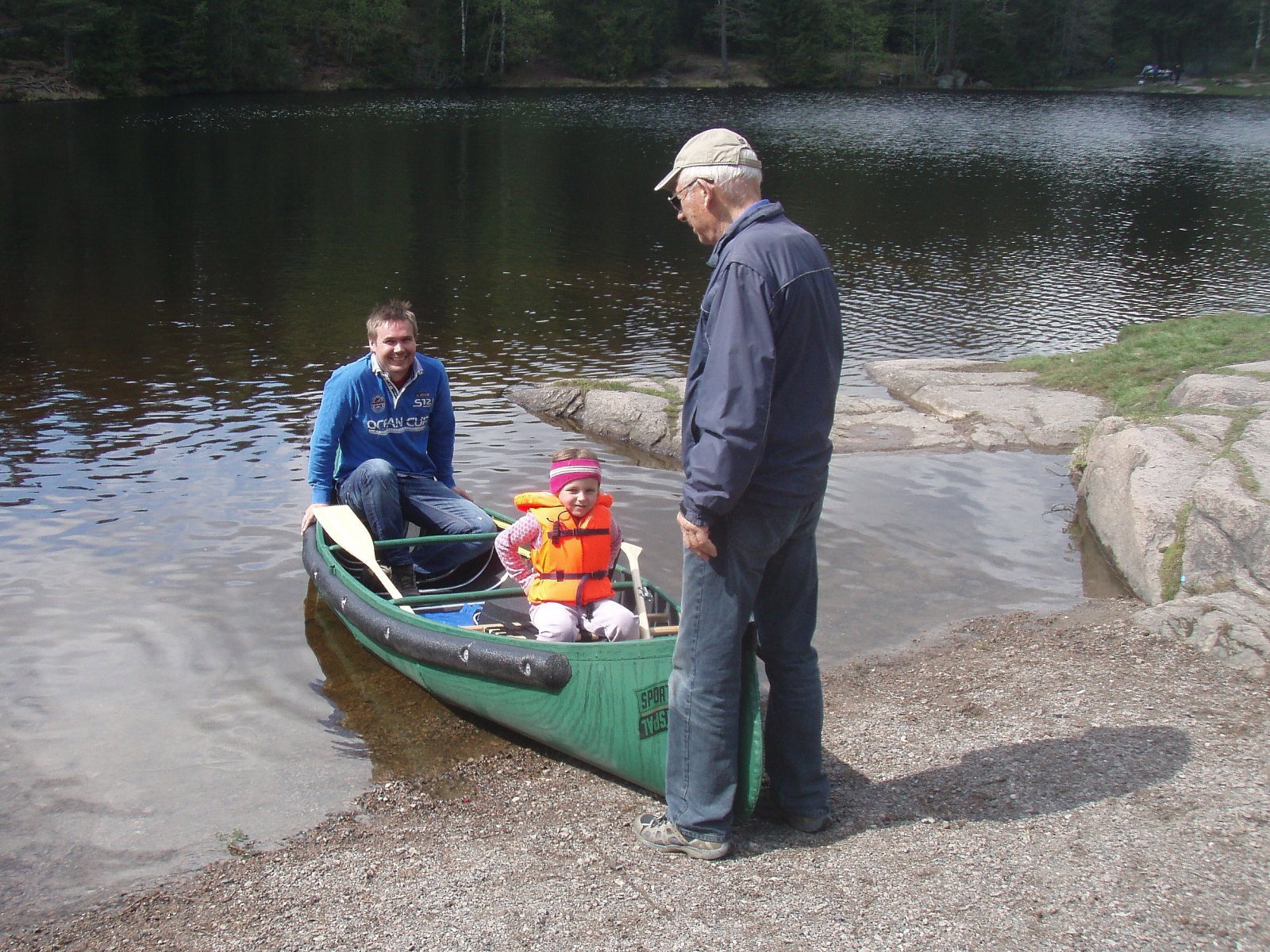 Familien tester om kanoen er tett