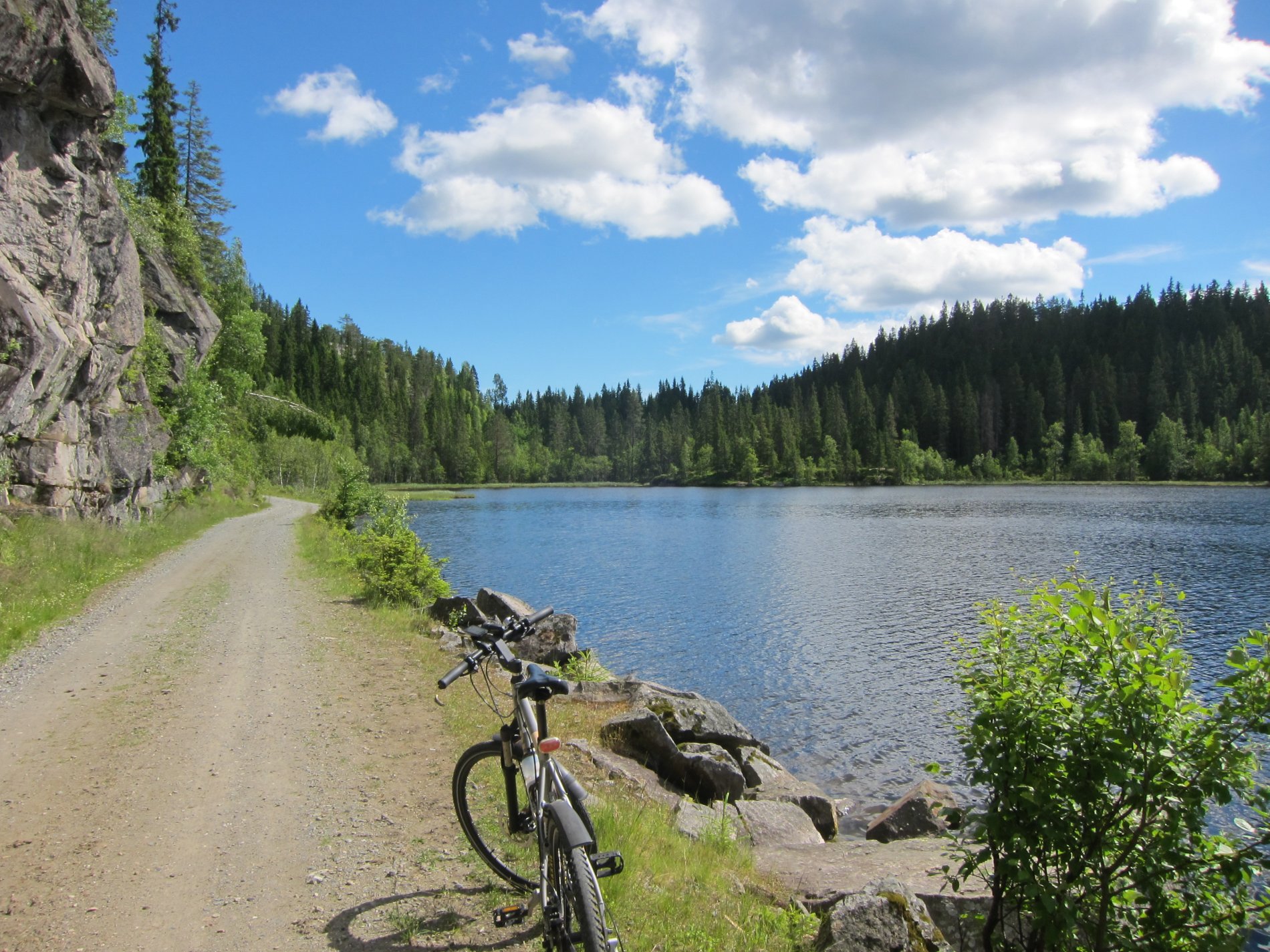 Fint å sykle langs Søndre Morttjennet
