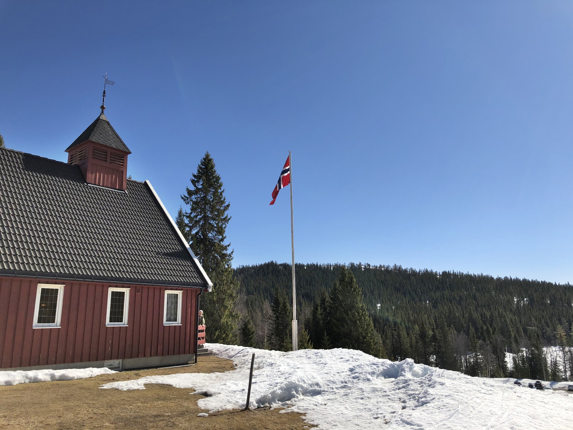 Flagget er heist på Ringkollkapellet