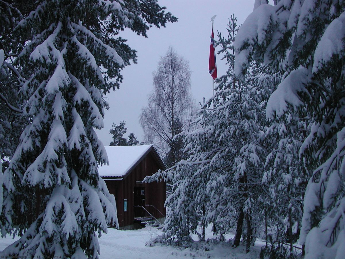 Flagget varsler at ROS-hytta er åpen