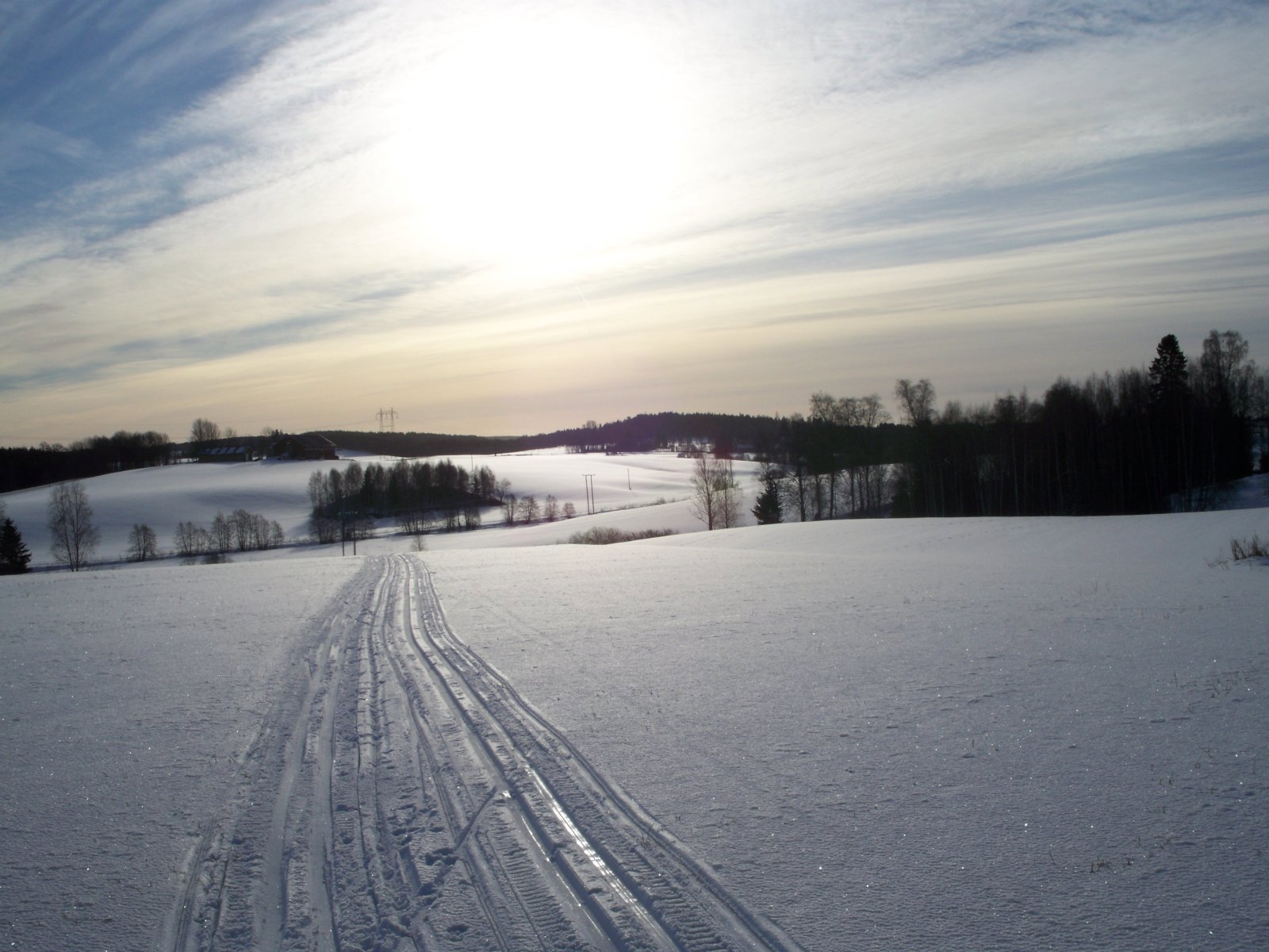 Flott vinterkulturlandskap i Bjerke badet i sol