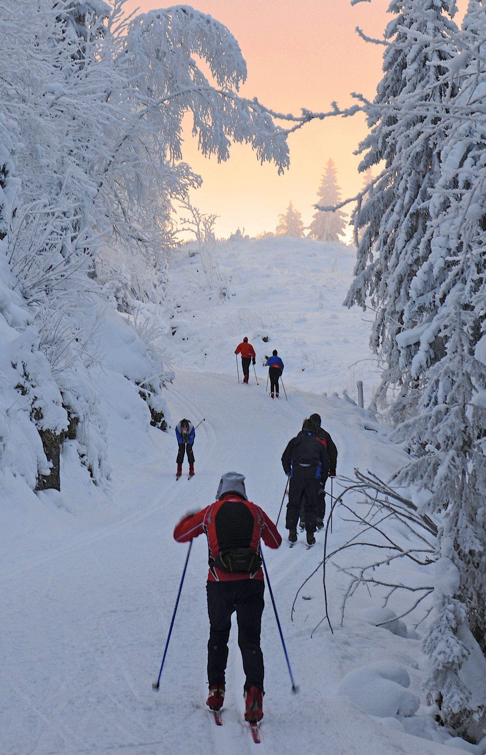 Folksomt opp bakkene fra Damvann