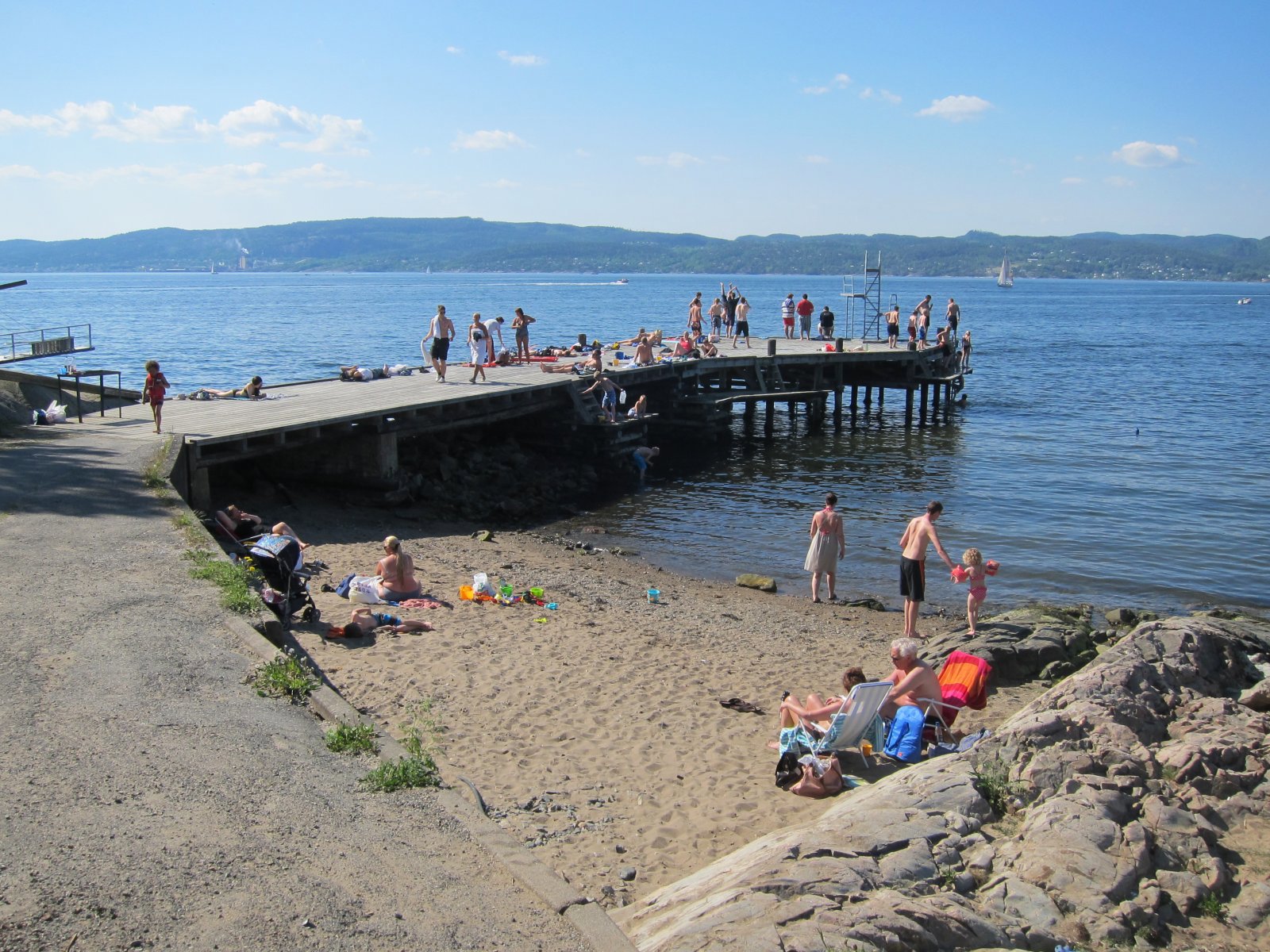 Folksomt på badebrygga