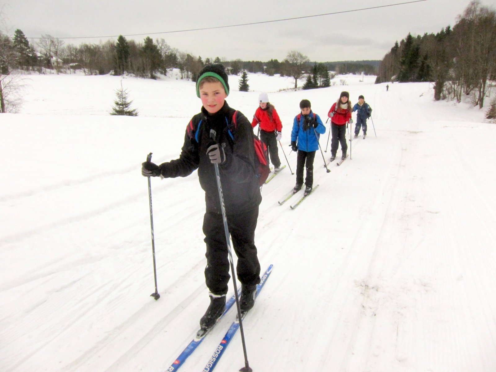 Fornøyde skolebarn på ski