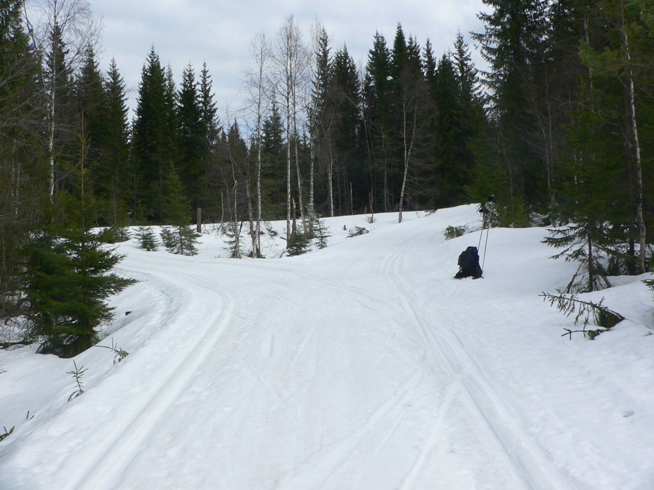 Fortsatt vinterlig langs Myllas sørside