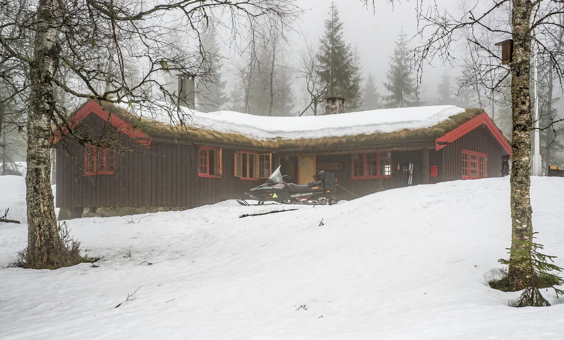 Fortsatt vinterlig ved Svartvannshytta