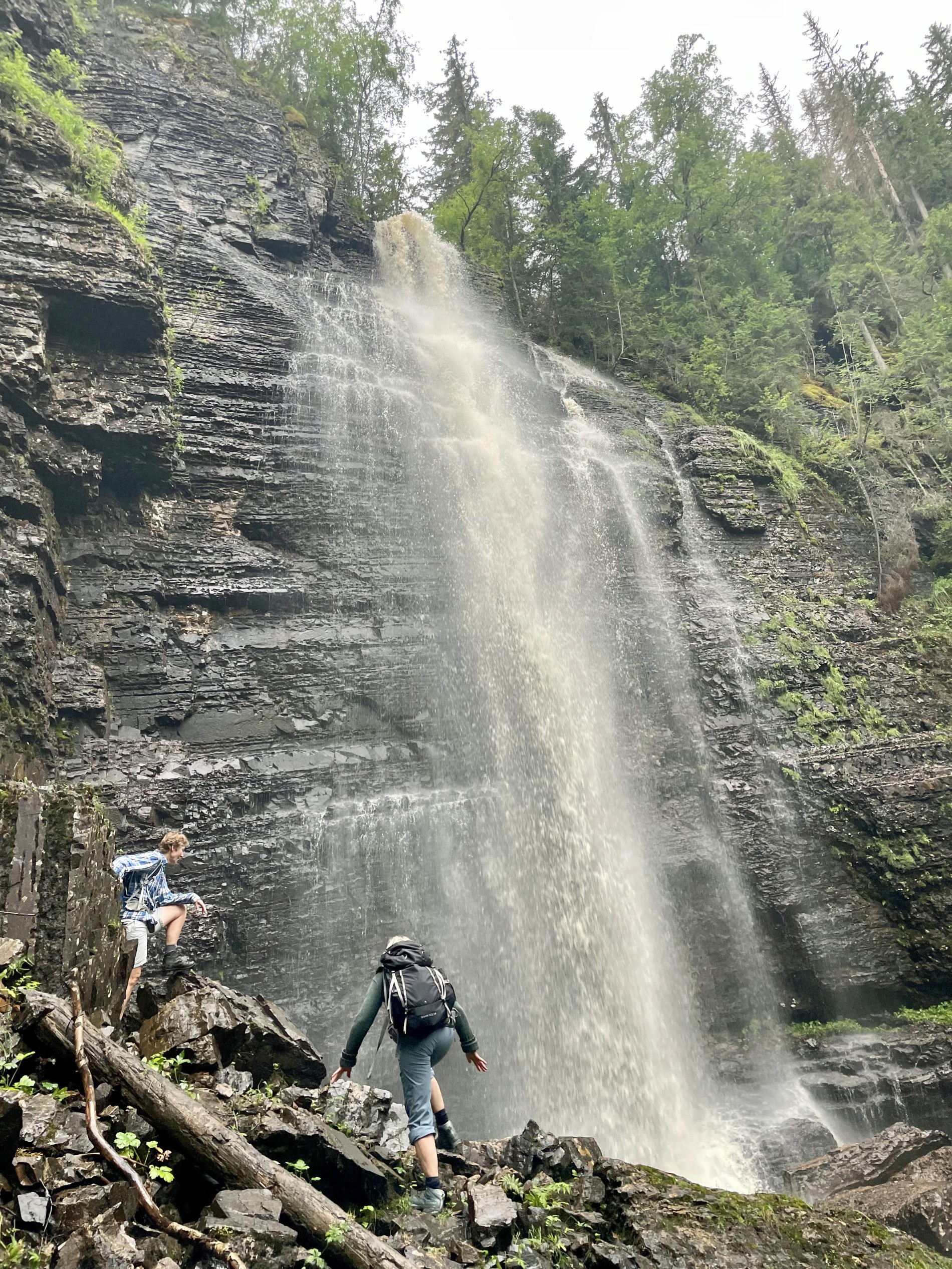 Foss og folk i Askerudjuvet