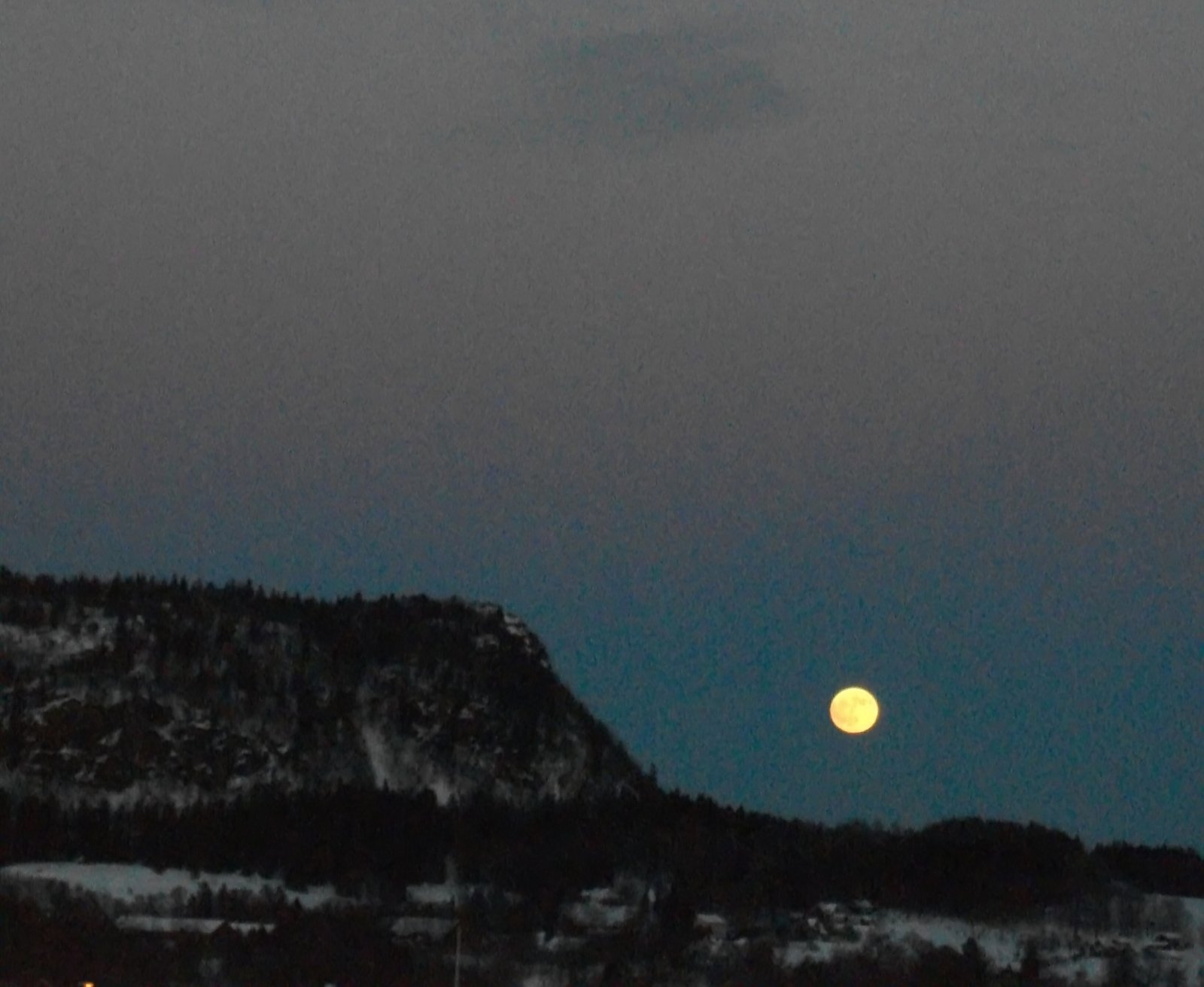 Fredelig fullmåne over Skaugumsåsen