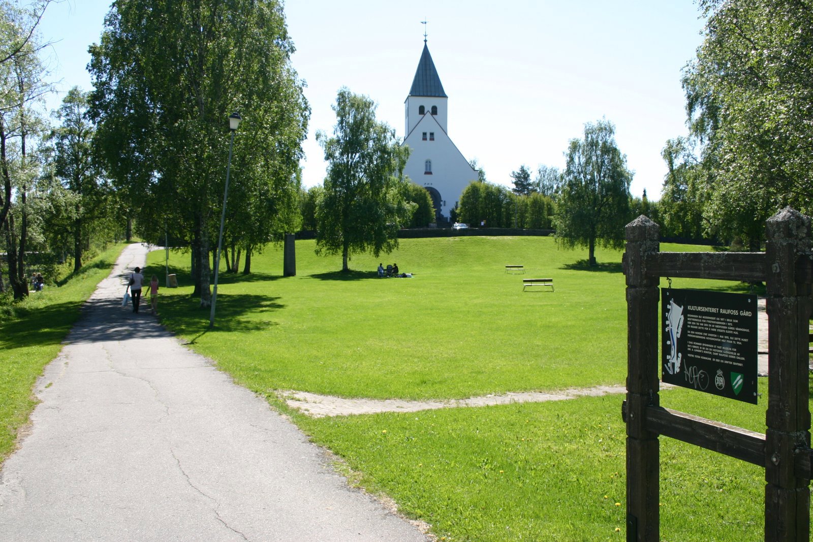Fredfullt ved Raufoss kirke