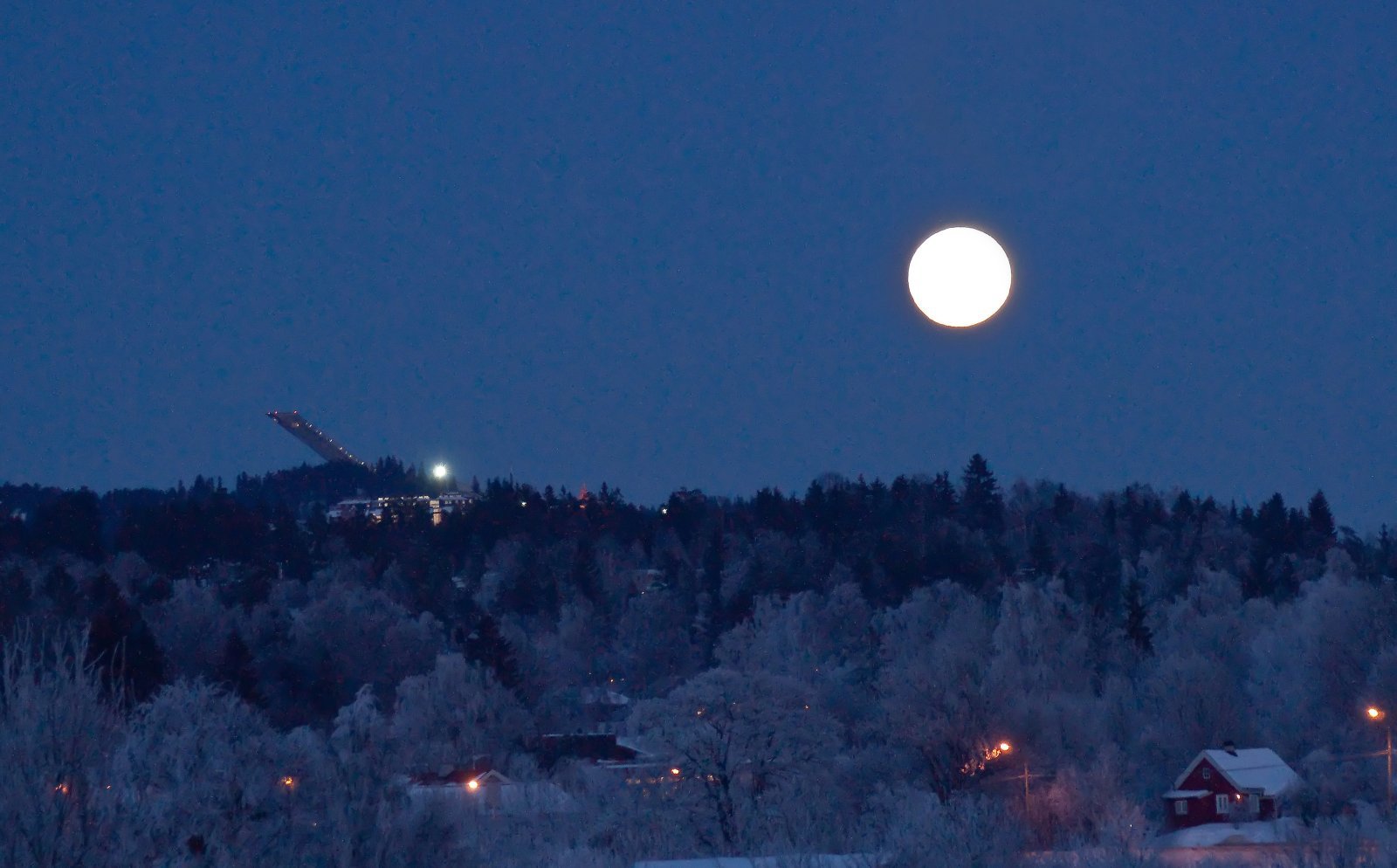 Fullmåne over Holmenkollen