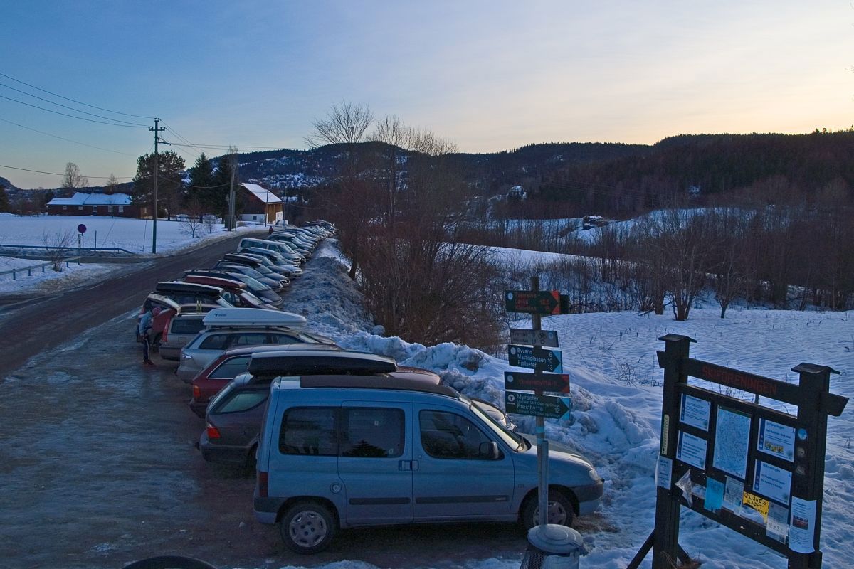 Fullt på By i skumringen