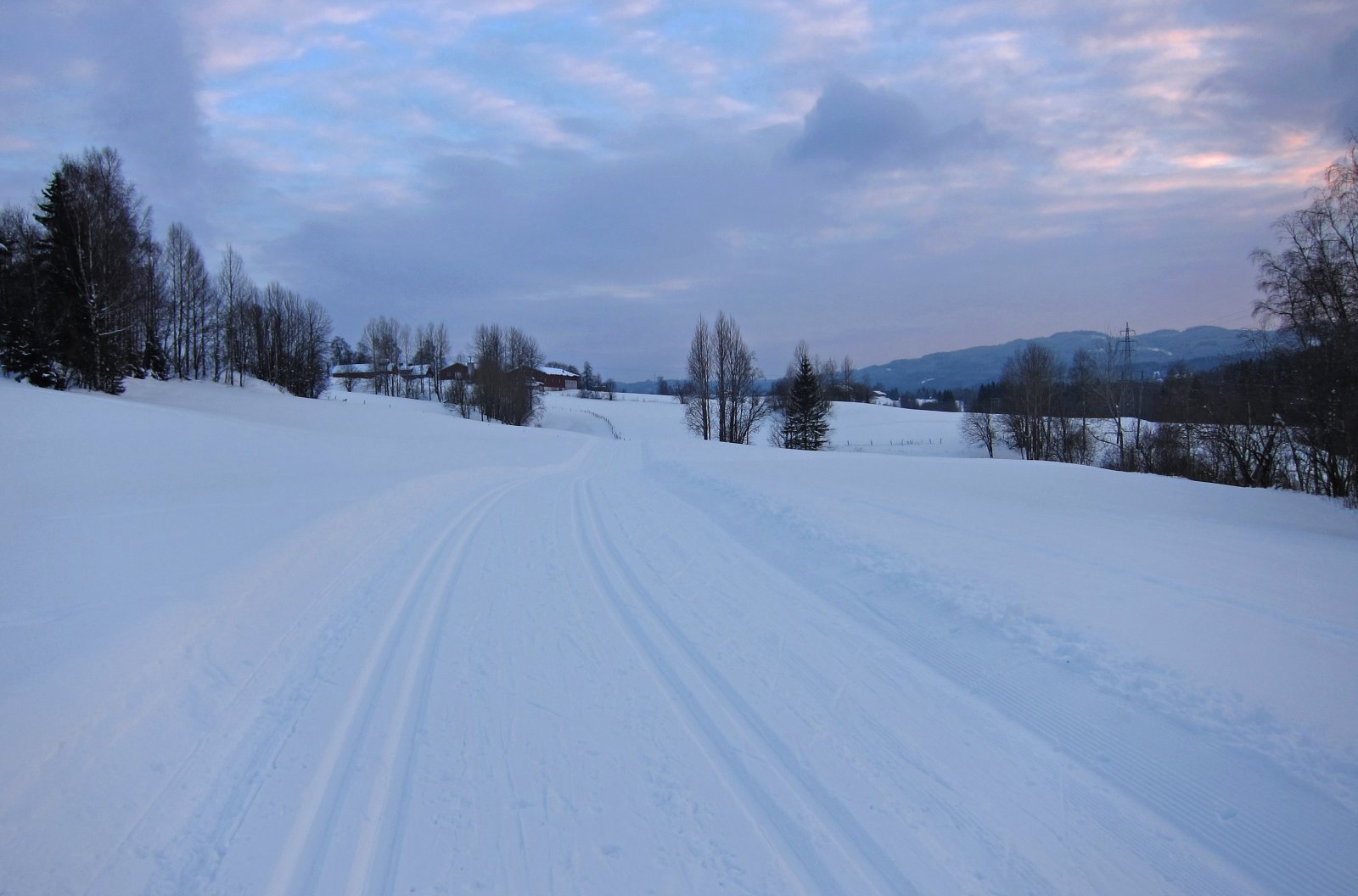 Gjennom dalen i blåtimen