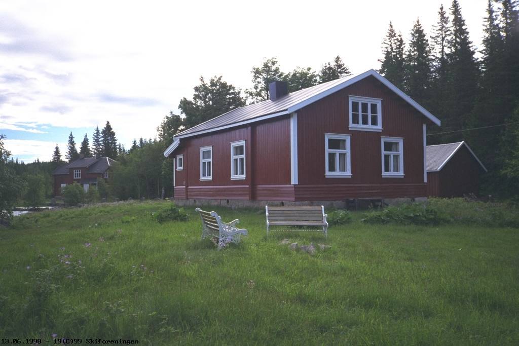 Gjerdingdammen - vokterboligen og skolen i bakgrunnen