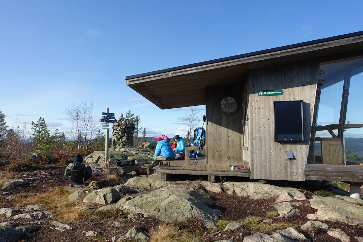 Gjevlekollbua på Gjevlekollen, 602 moh. Gjevlekollbua på Gjevlekollen, 602 moh.