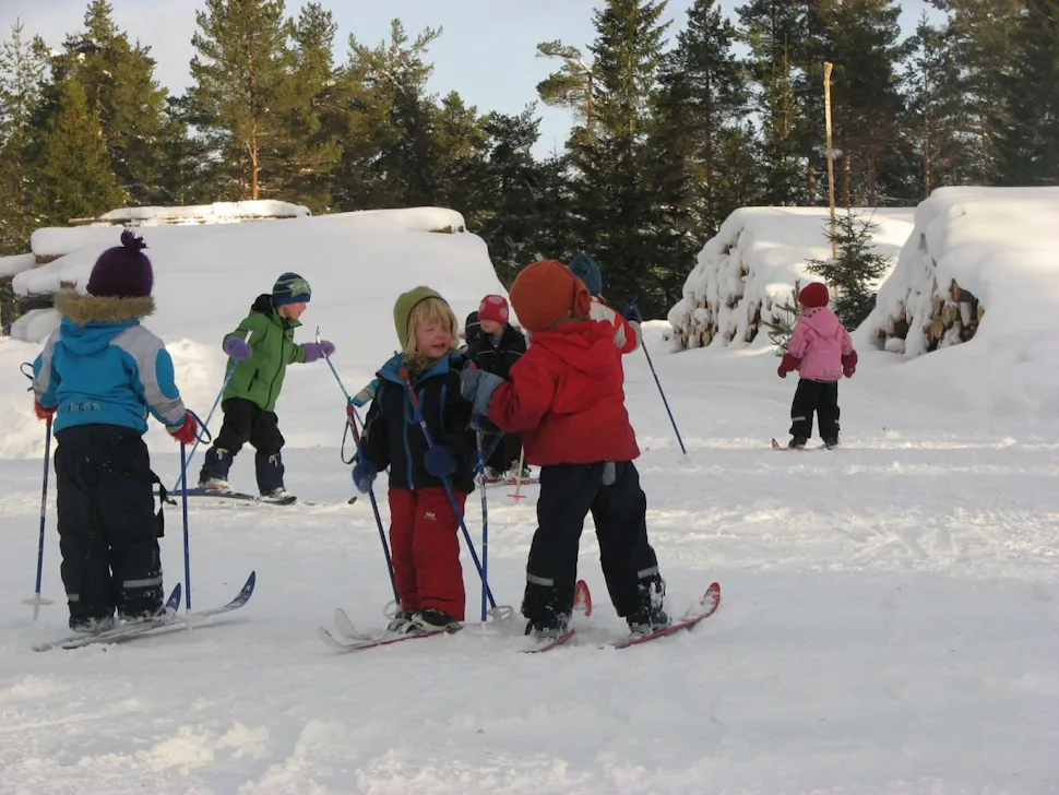 Glade barn på ski på Åstjern