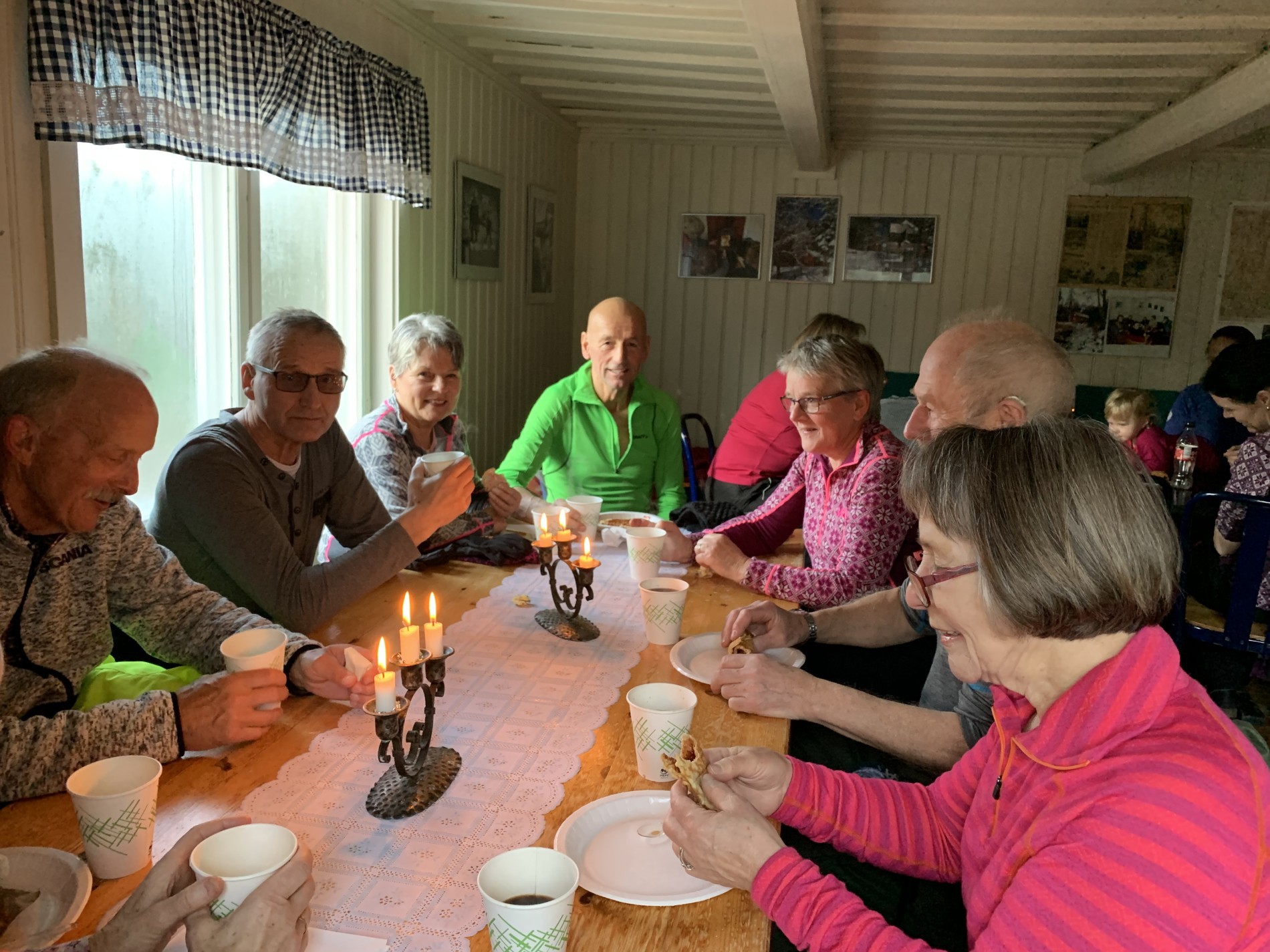 God stemning rundt bordet