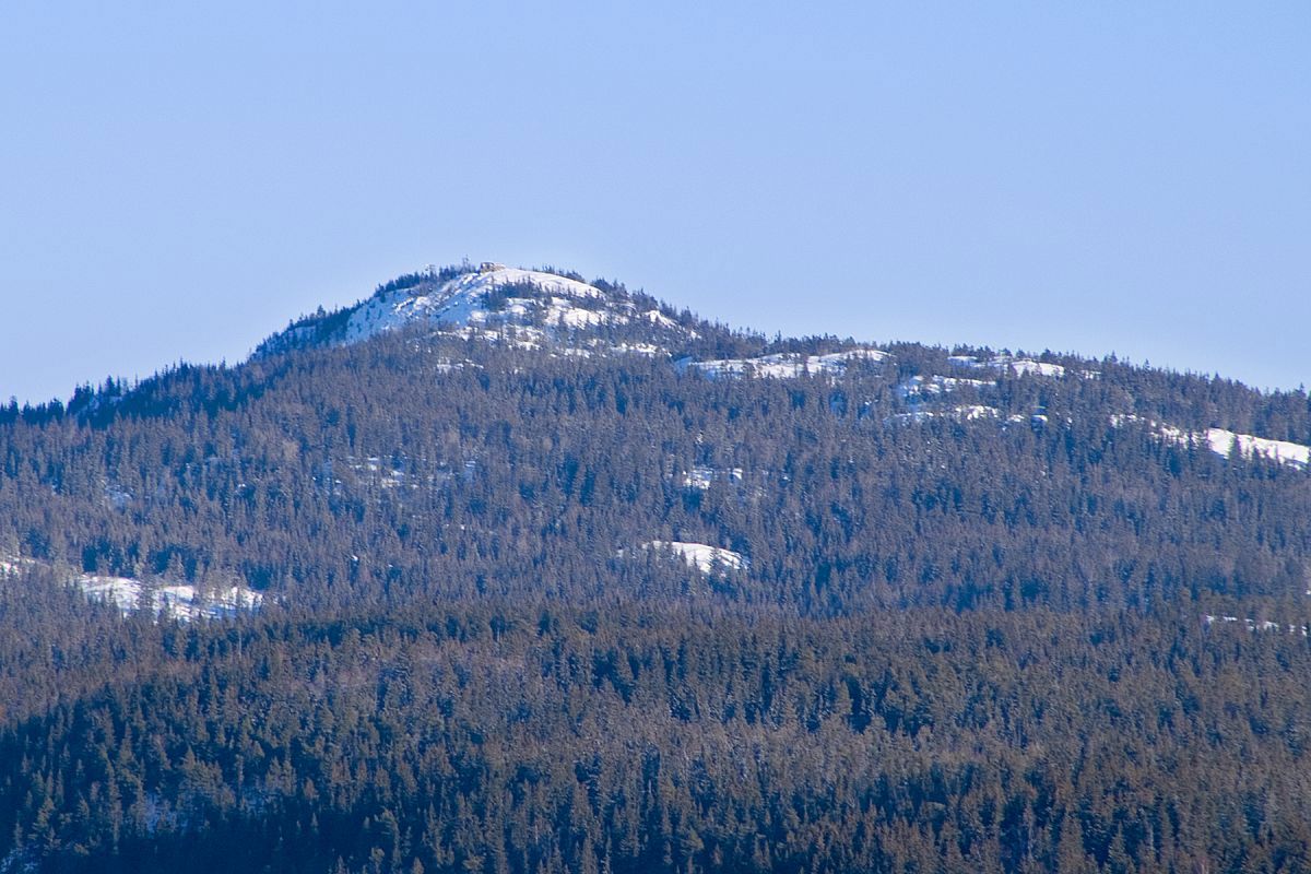 Gyrihaugen under skyfri himmel