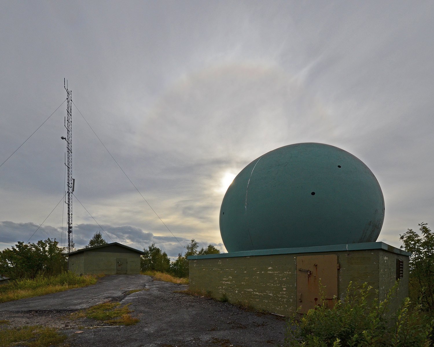 Halo over gammel radarkuppel