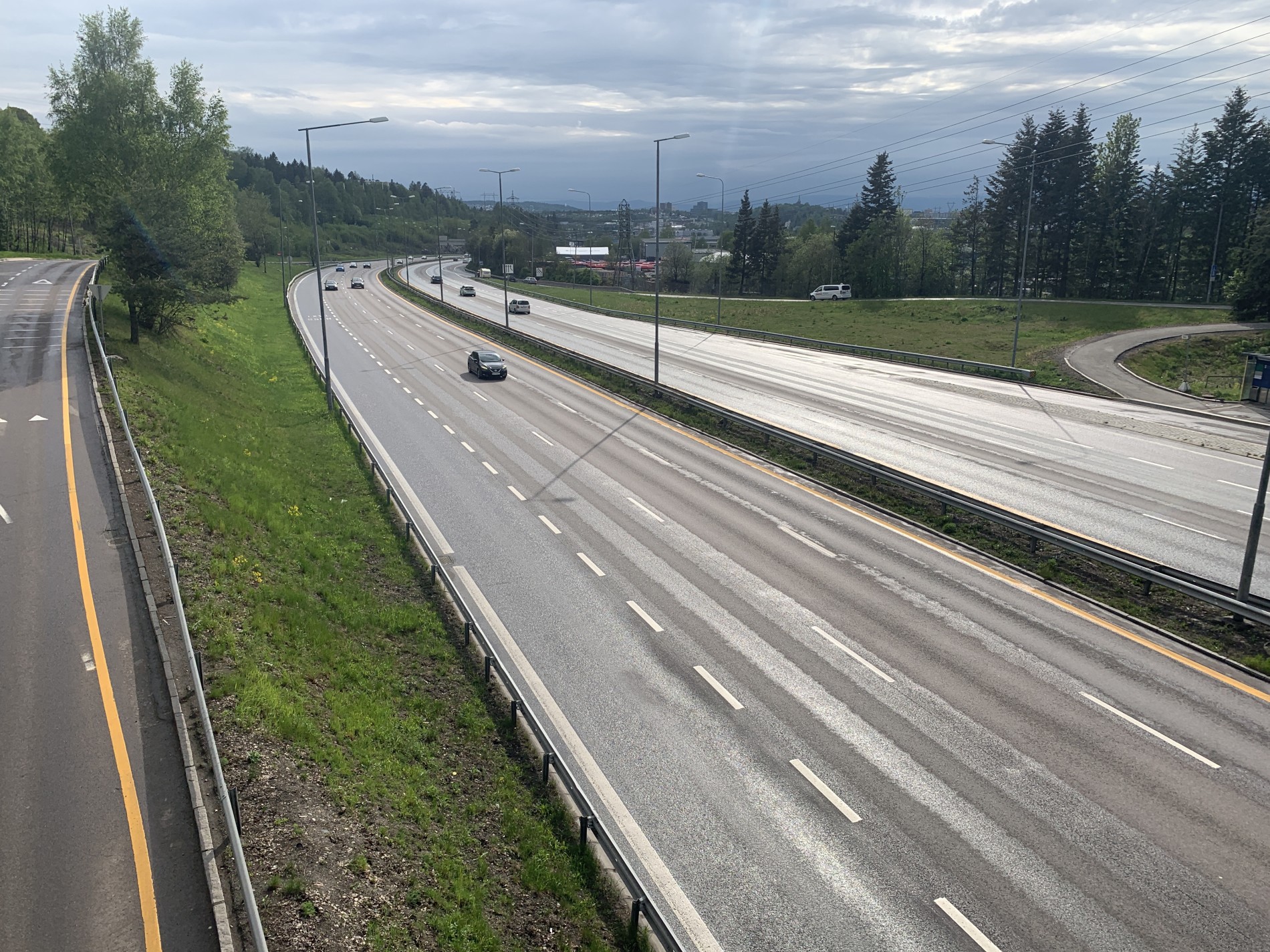 Heldigvis gang- og sykkelvei når Norges mest trafikkerte vei må krysses