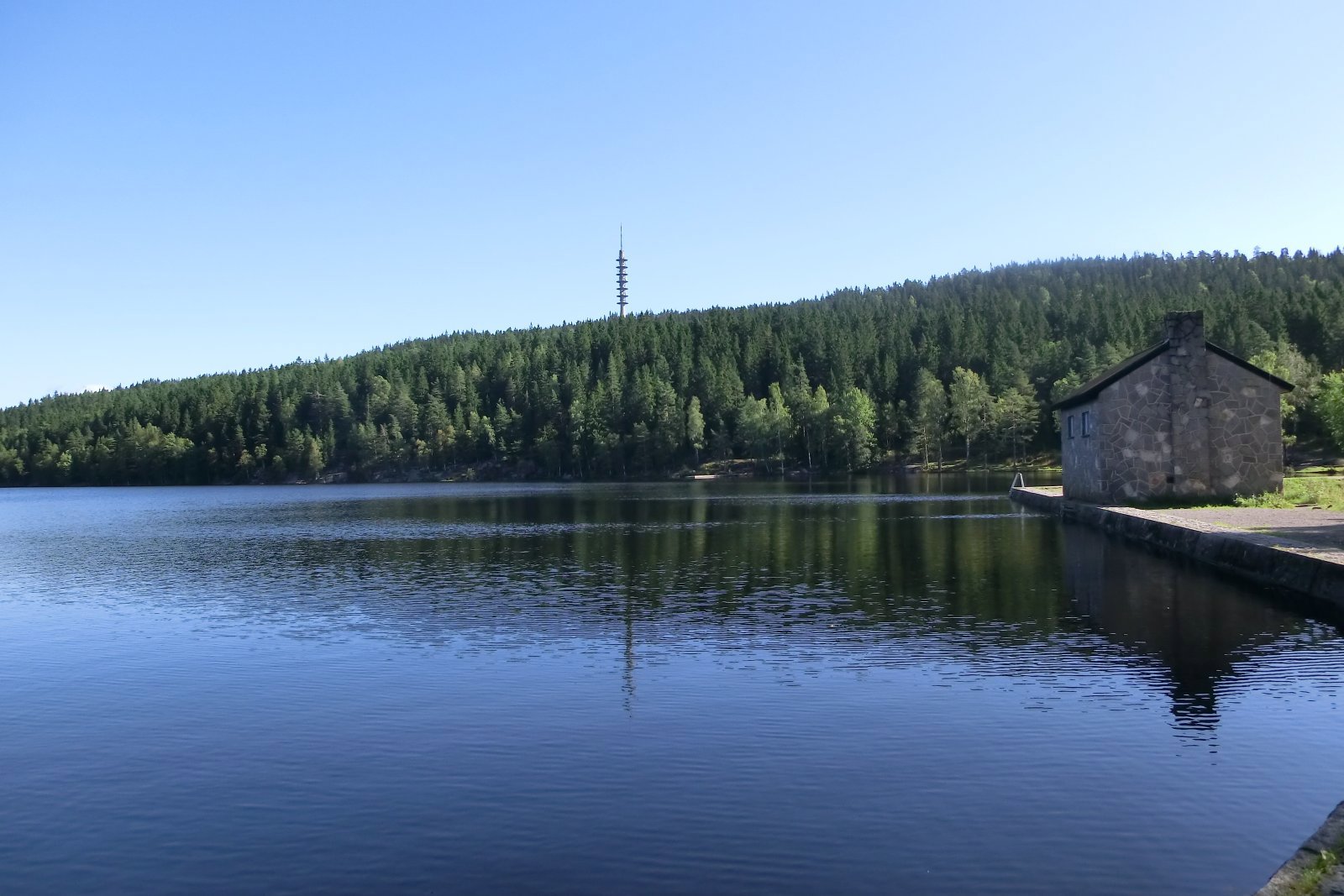 Historisk silhus på dammen ved Steinbruvann